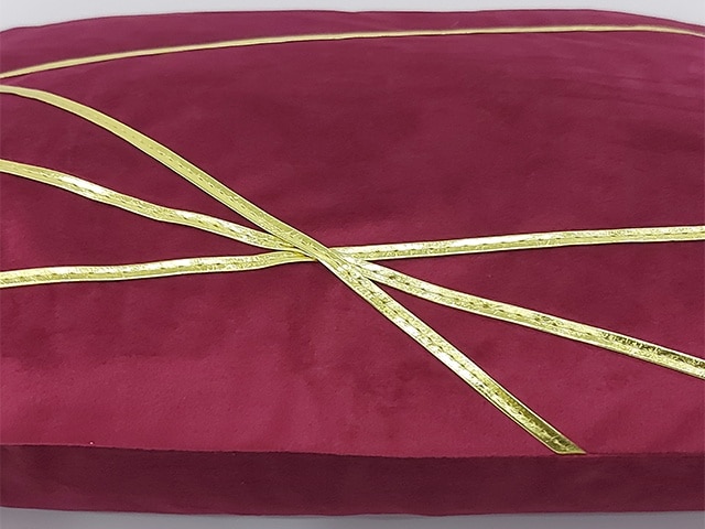 29640 coussin 46x46 ref c4606 rouge bordeaux doree.jpg 29640 coussin 46x46 ref c4606 rouge bordeaux doree.jpg